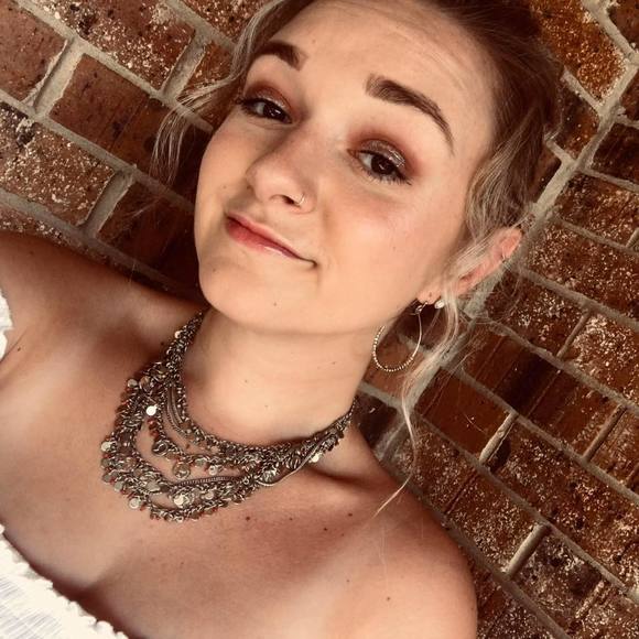 Meet your Posher, Nicole - Picture 1 of 1